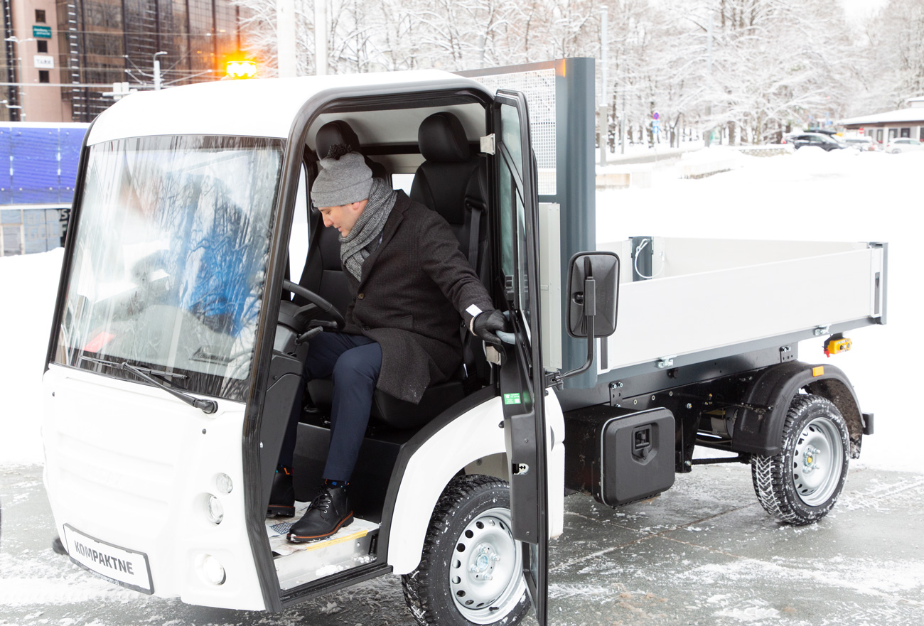 Addax elektrilised tarbesõidukid Tallinna abilinnapea Vladimir Svet masinaid vastuvõtmas